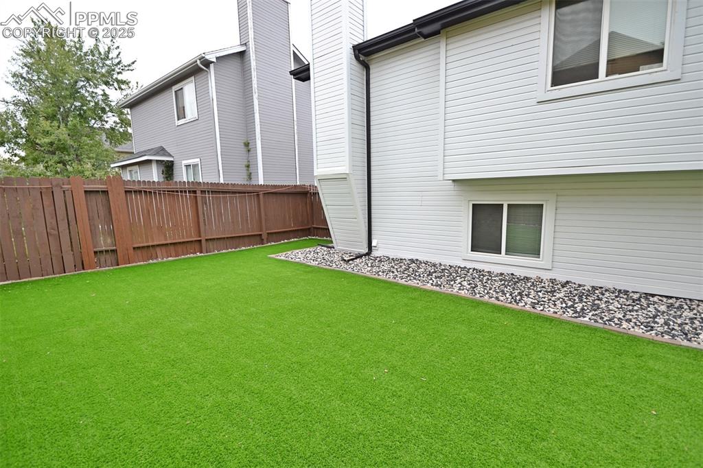 Image 27 of 36: Yard