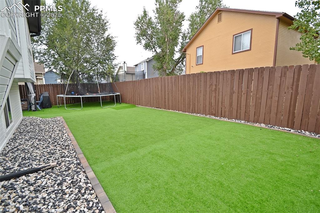 Image 29 of 36: Yard