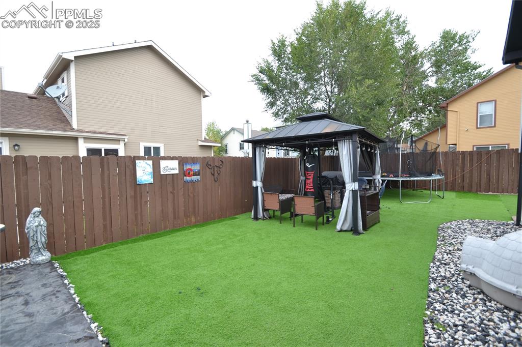 Image 30 of 36: Yard