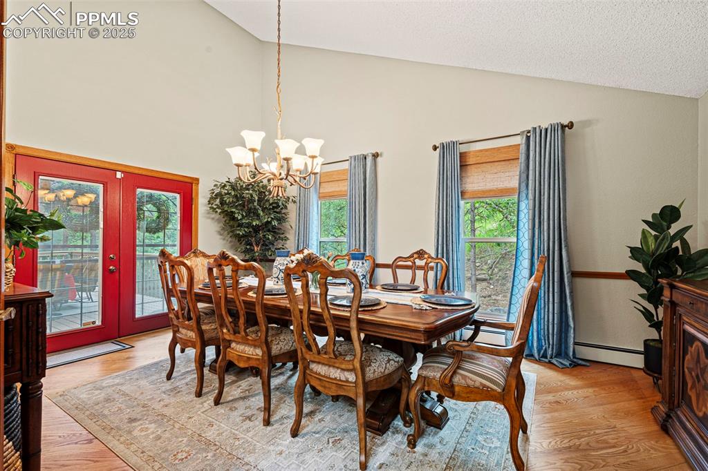 Image 14 of 49: Dining Area