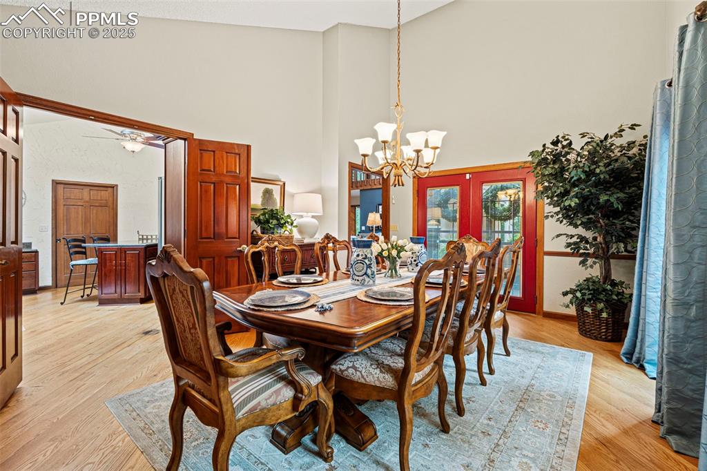 Image 15 of 49: Dining Area