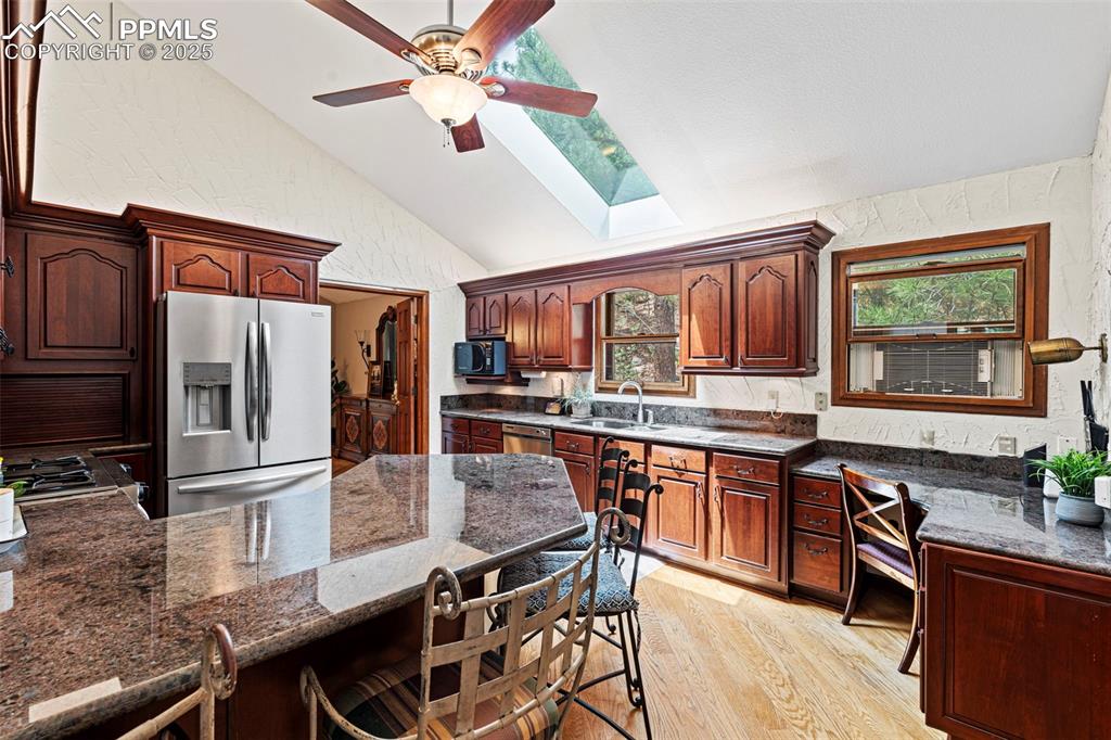 Image 16 of 49: Kitchen