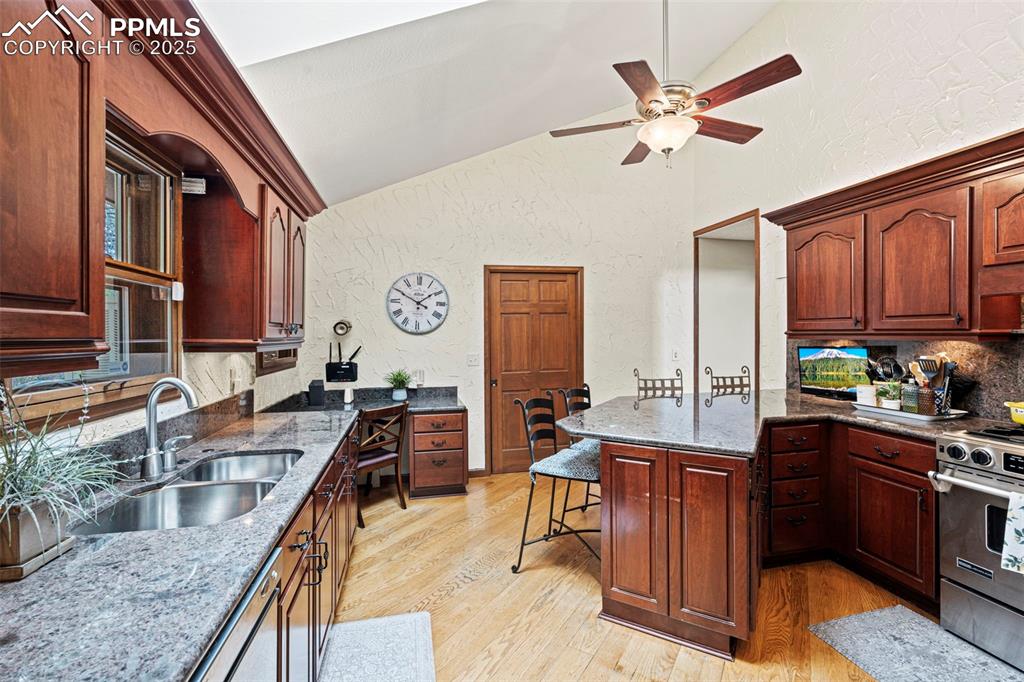Image 17 of 49: Kitchen