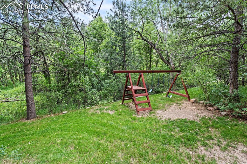 Image 40 of 49: Yard