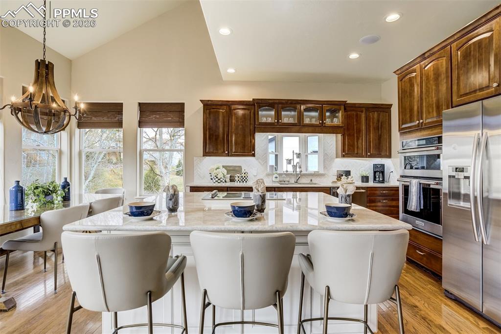 Image 10 of 50: Kitchen