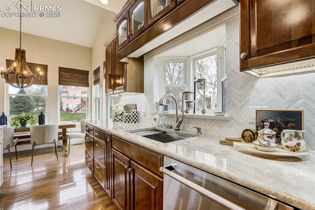 Image 13 of 50: Kitchen