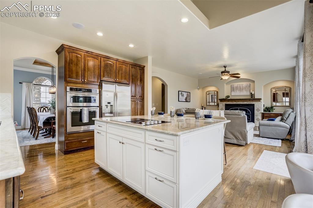 Image 15 of 50: Kitchen