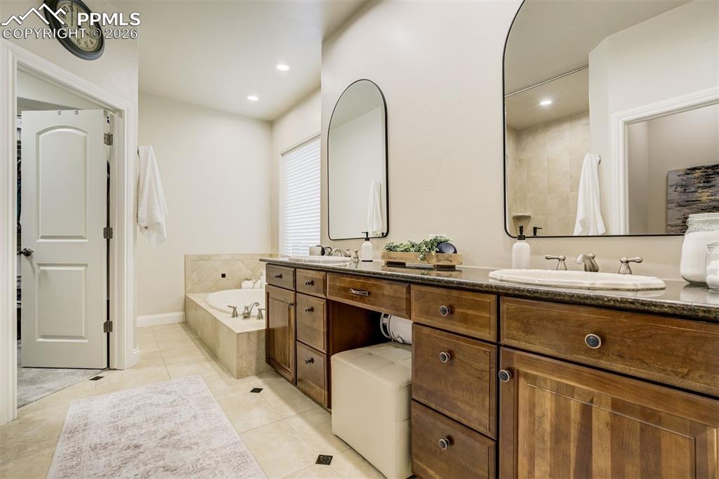 Image 20 of 50: Bathroom