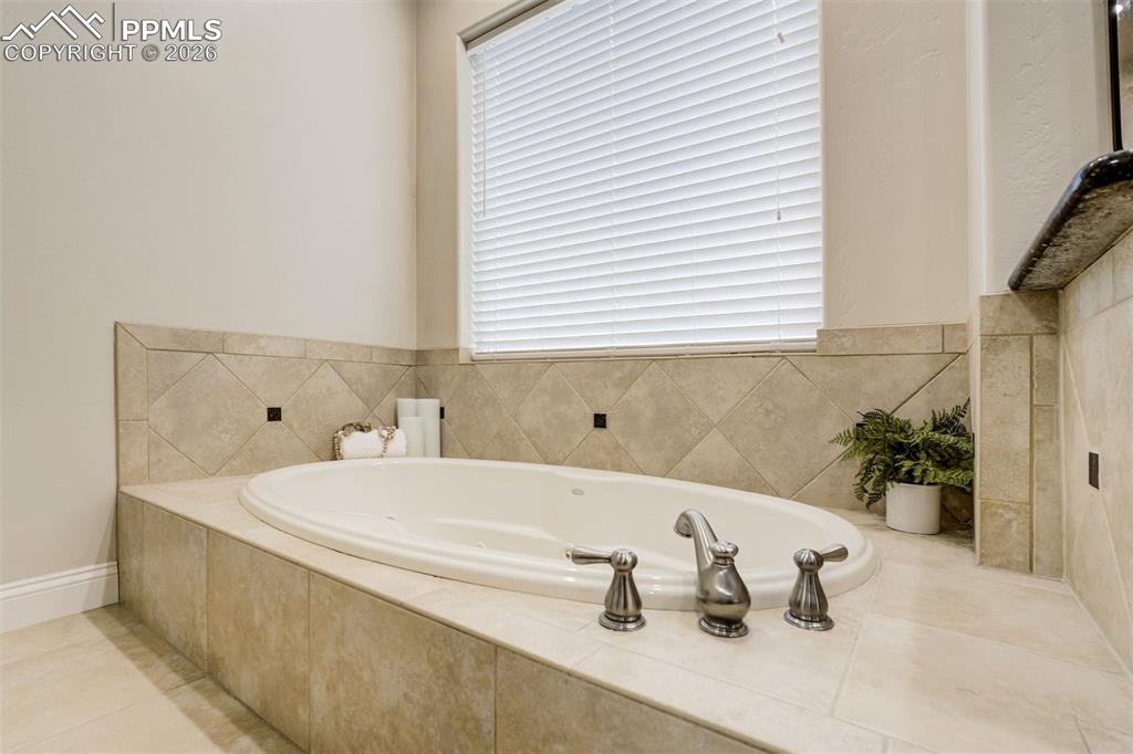 Image 21 of 50: Bathroom