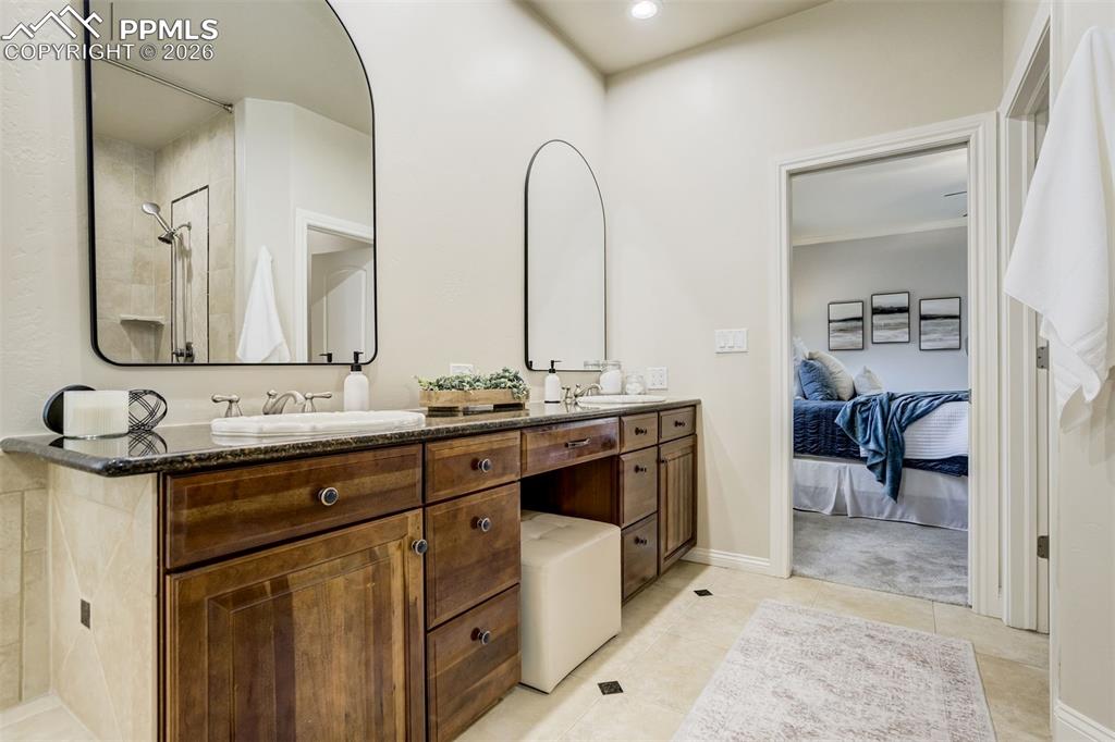 Image 22 of 50: Bathroom