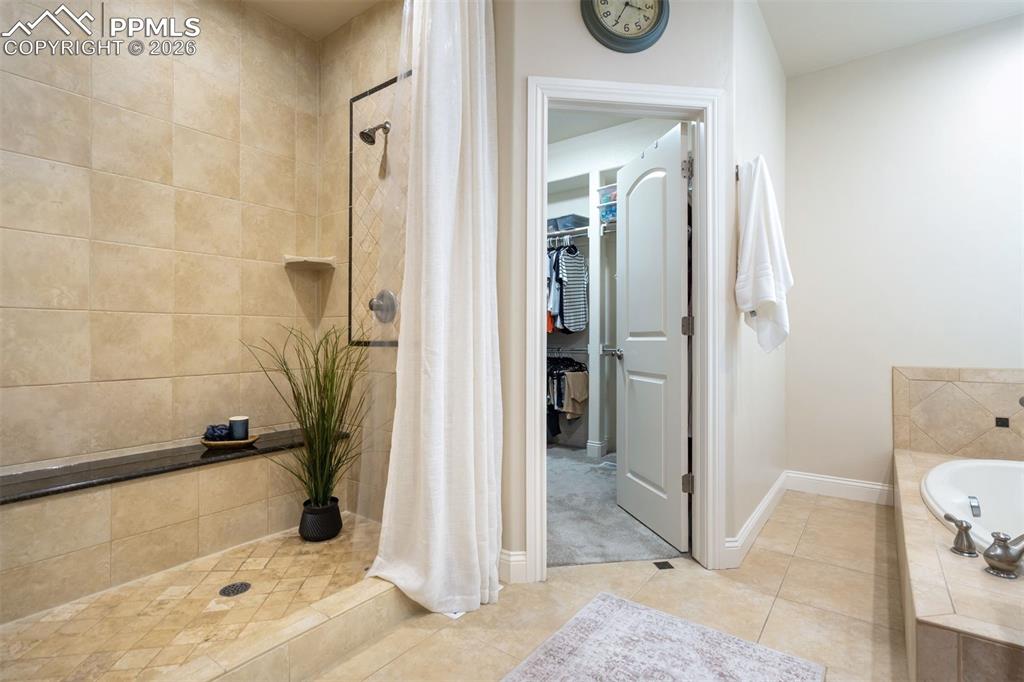 Image 23 of 50: Bathroom