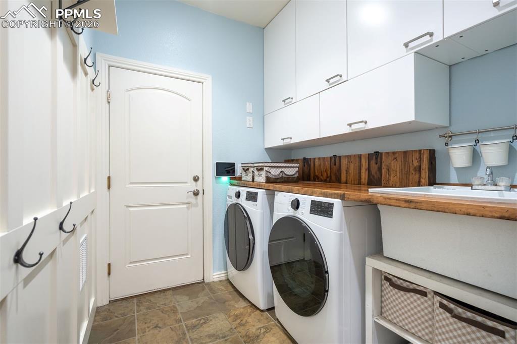 Image 24 of 50: Laundry