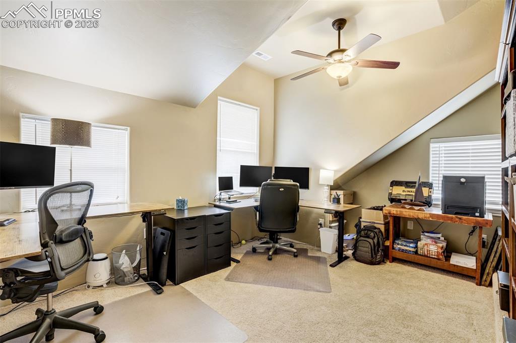 Image 28 of 50: Office