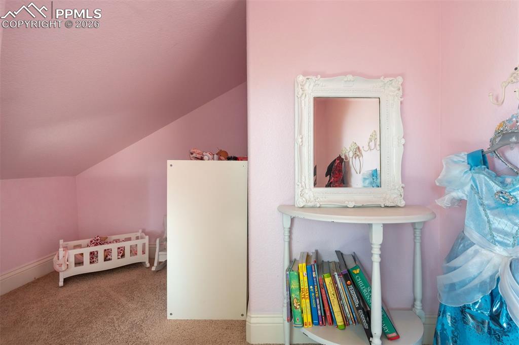 Image 31 of 50: Bedroom