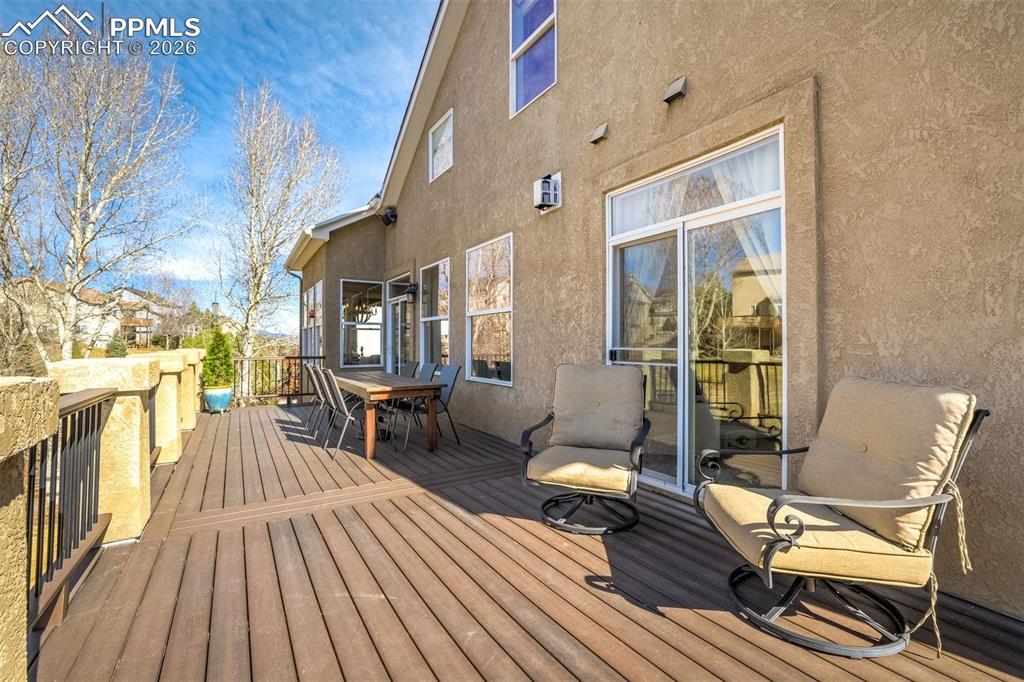 Image 33 of 50: Deck