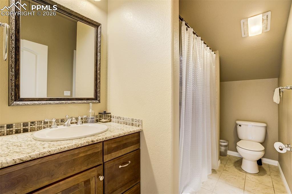 Image 34 of 50: Bathroom