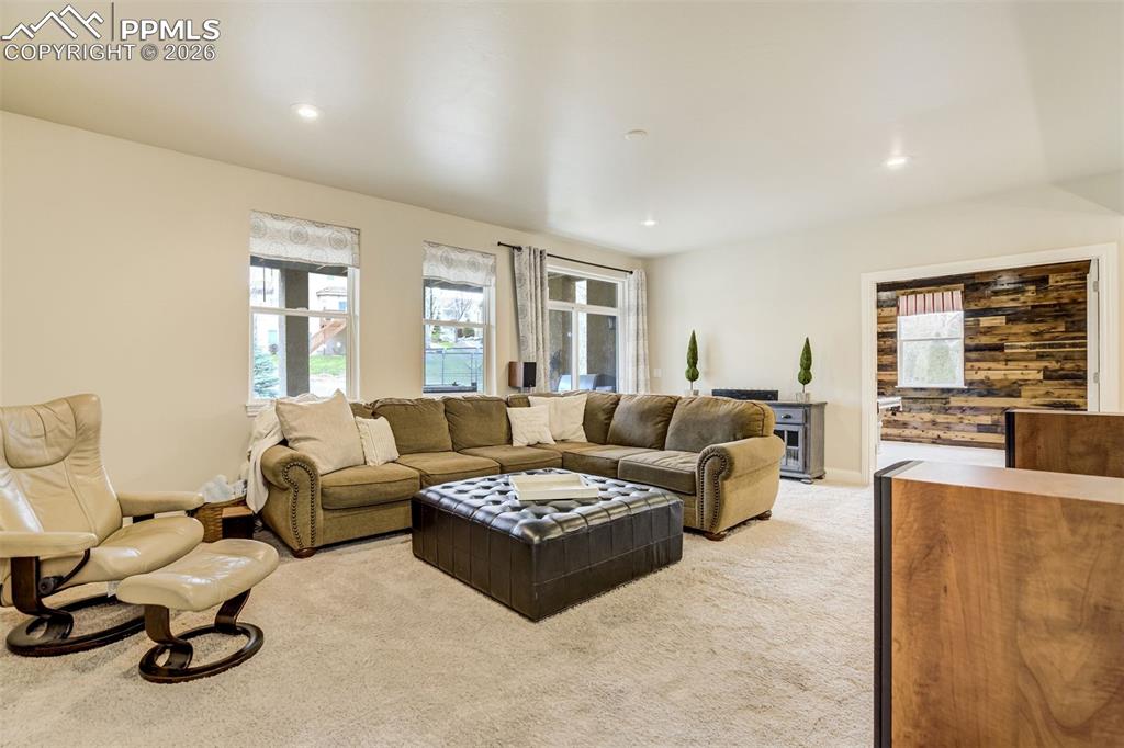 Image 40 of 50: Living Room