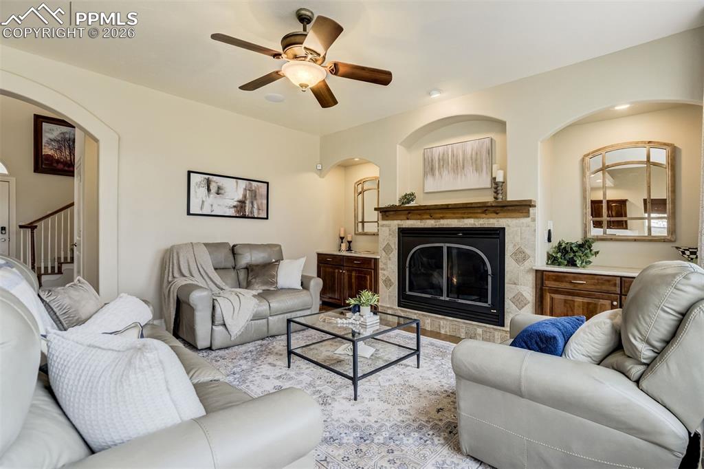 Image 5 of 50: Living Room