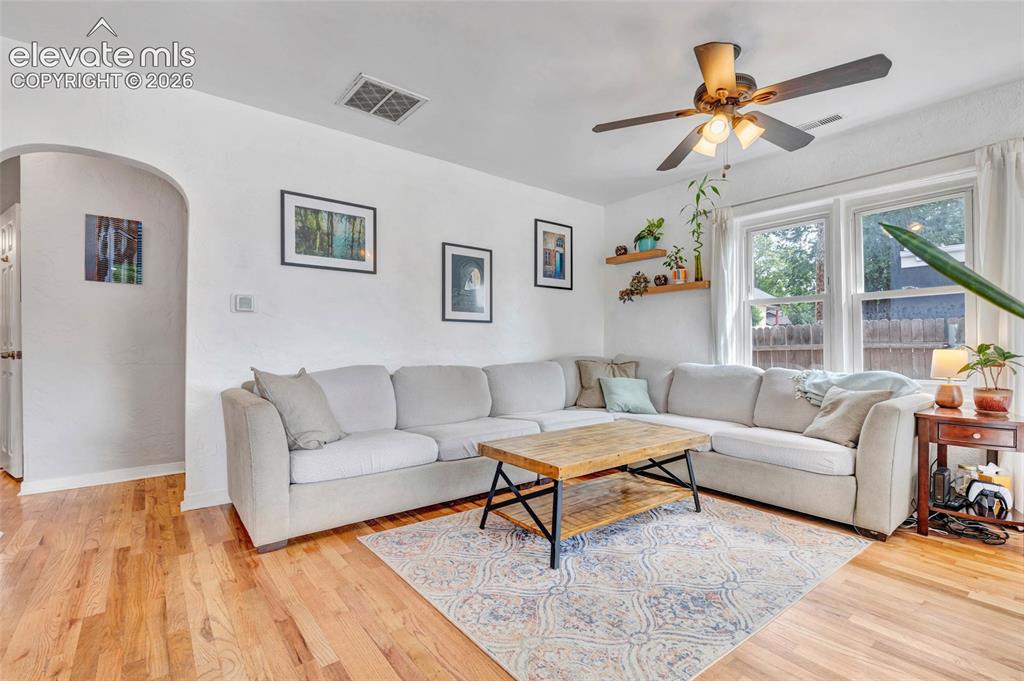 Image 19 of 35: Living Room
