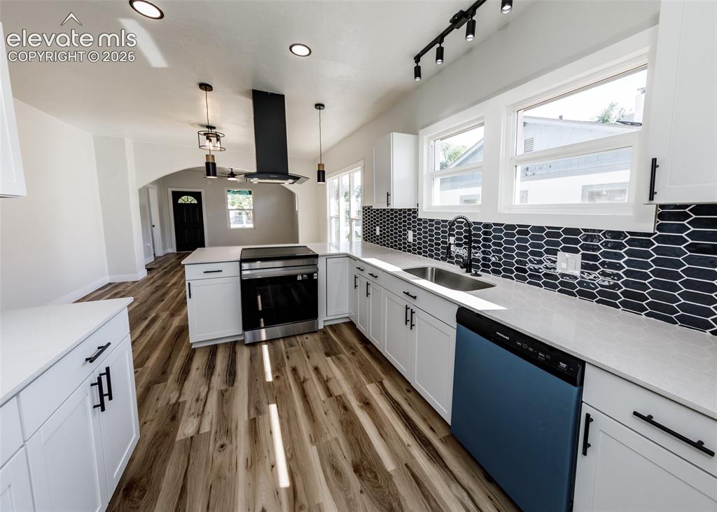 Image 11 of 33: Kitchen
