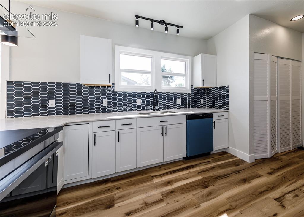 Image 12 of 33: Kitchen