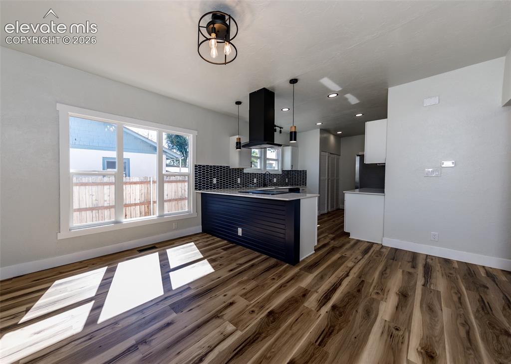 Image 9 of 33: Kitchen
