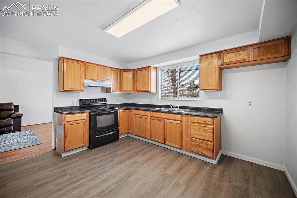 Image 11 of 35: Kitchen