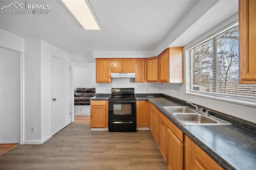 Image 12 of 35: Kitchen