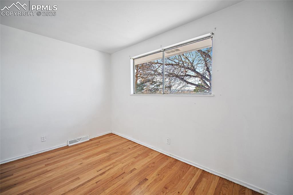 Image 14 of 35: Bedroom