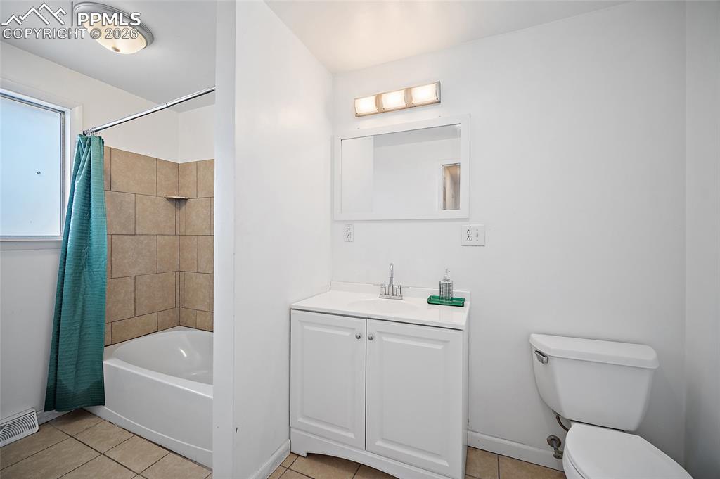 Image 18 of 35: Bathroom