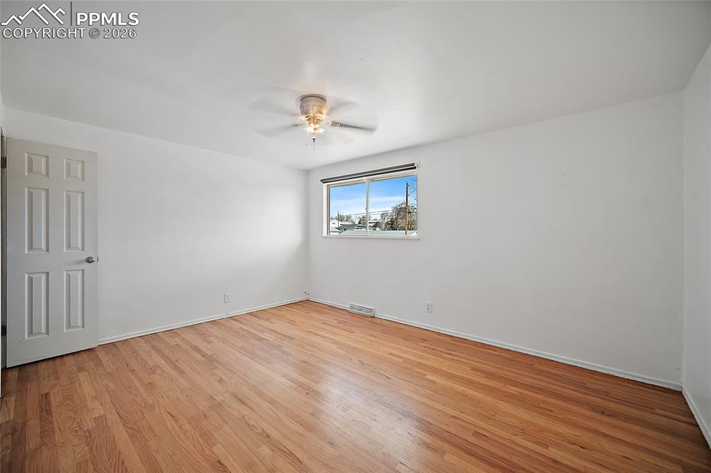 Image 20 of 35: Bedroom