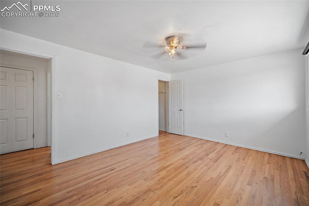 Image 21 of 35: Bedroom