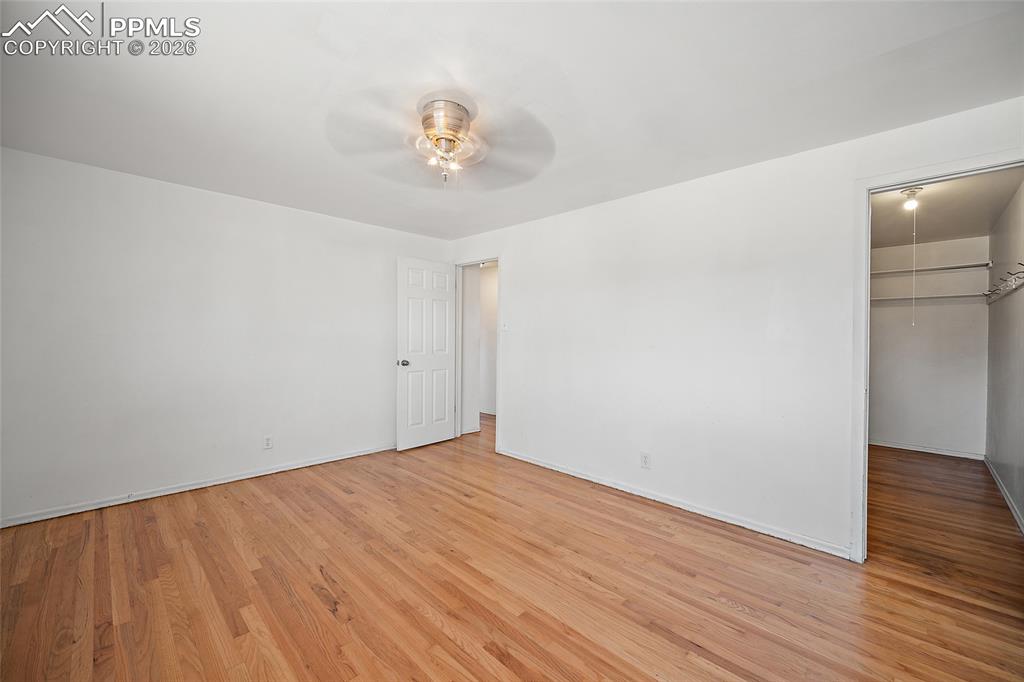 Image 22 of 35: Bedroom