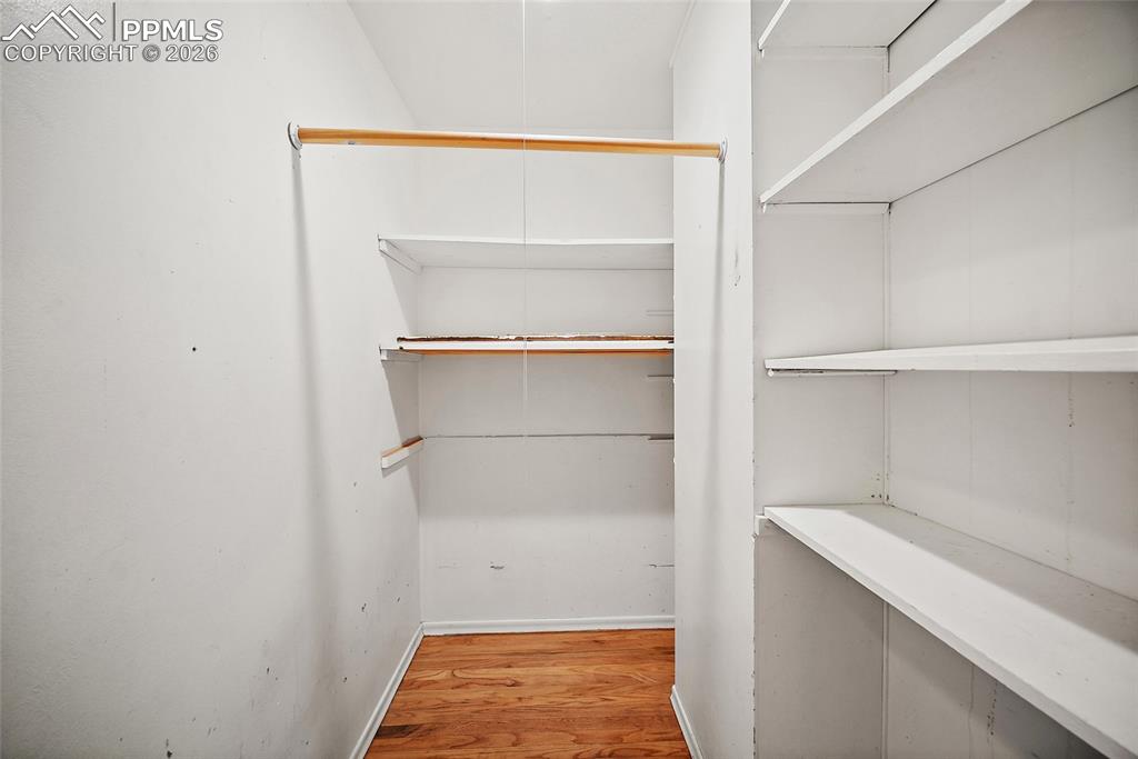 Image 23 of 35: Closet