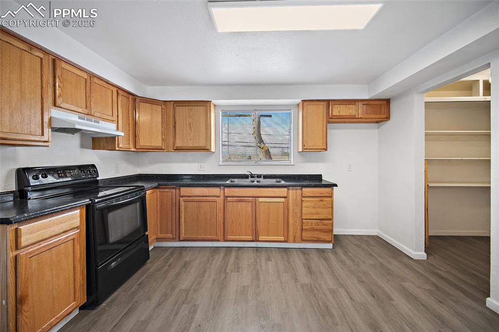 Image 9 of 35: Kitchen