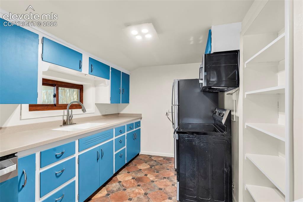 Image 22 of 29: Kitchen