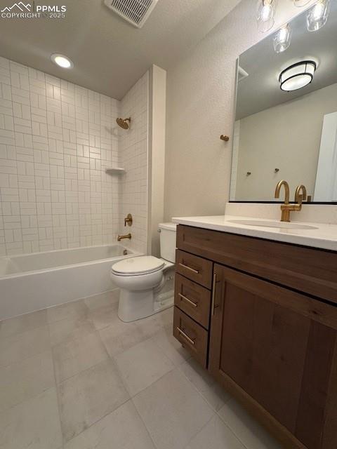 Image 15 of 19: Bathroom