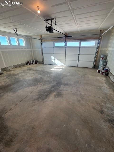 Image 17 of 19: Garage