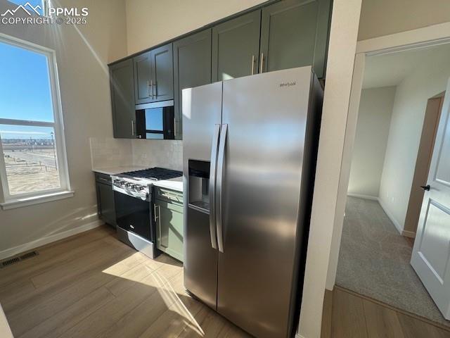 Image 4 of 19: Kitchen