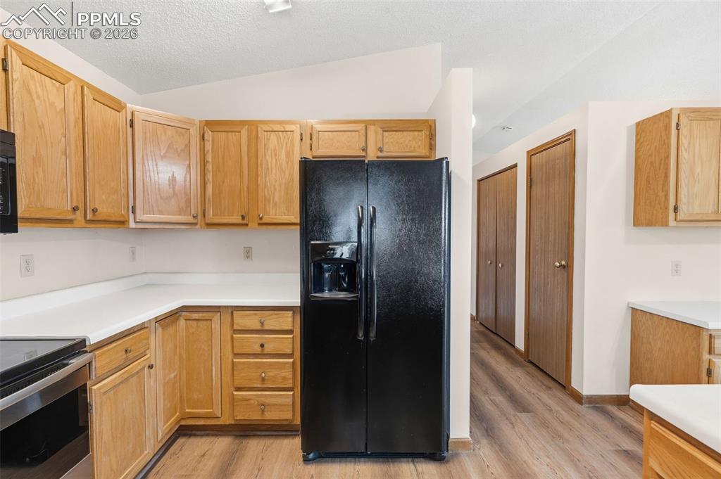 Image 12 of 27: Kitchen