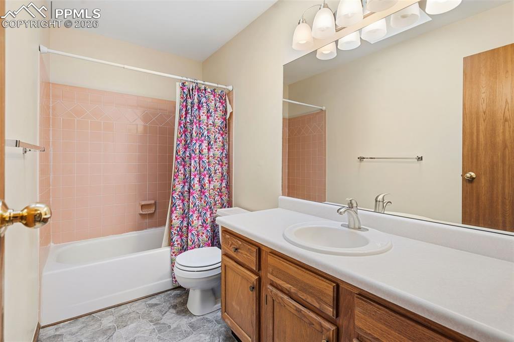 Image 18 of 27: Bathroom