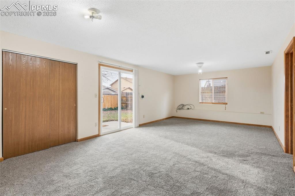 Image 19 of 27: Bedroom