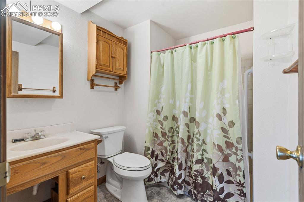 Image 21 of 27: Bathroom