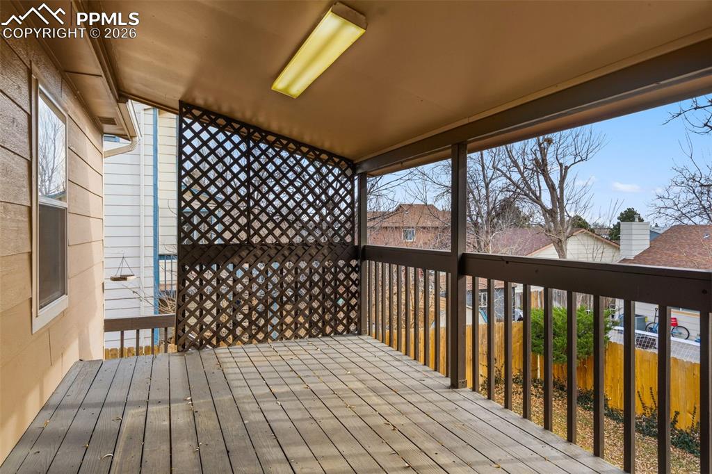 Image 25 of 27: Deck