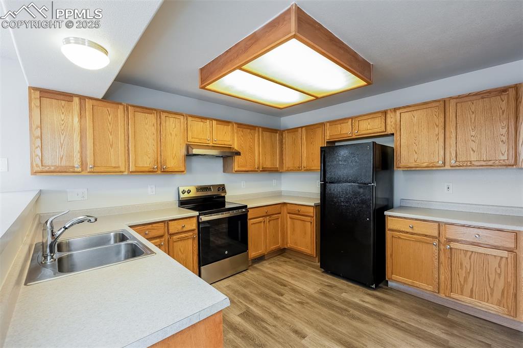 Image 10 of 28: Kitchen