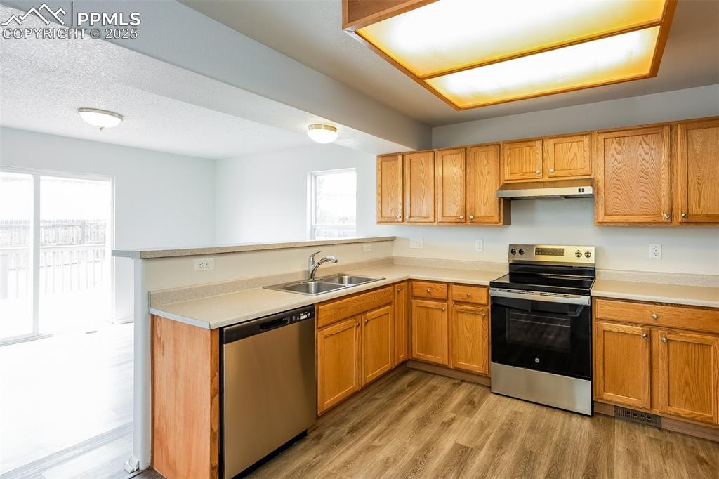 Image 11 of 28: Kitchen