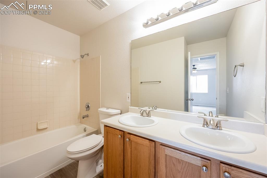 Image 16 of 28: Bathroom