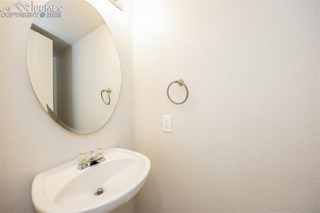 Image 23 of 28: Bathroom