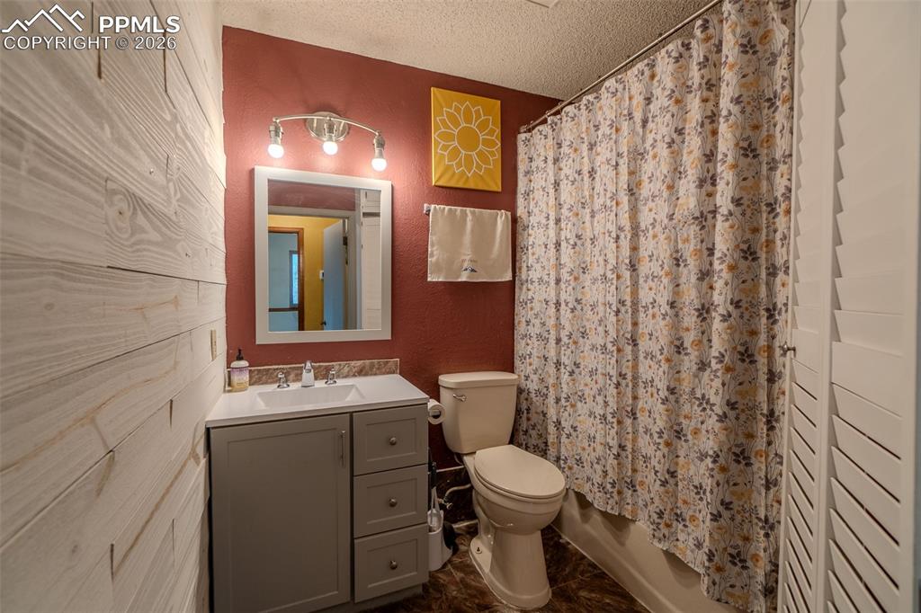 Image 19 of 49: Bathroom