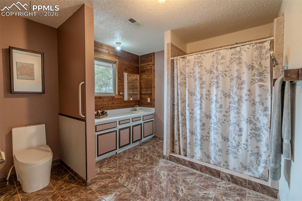 Image 28 of 49: Bathroom